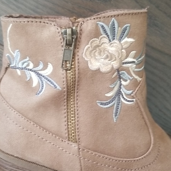 New suede like boot with embroidery - Picture 3 of 4